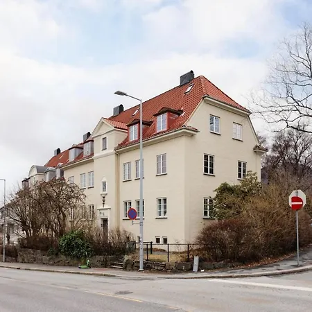 Modern 2-bedroom Apartment *